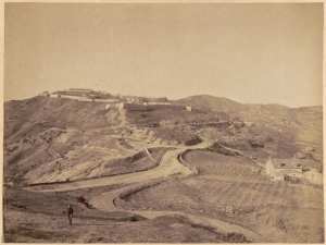 [Fort-National et le marché en contre-bas]  (Photo rare)