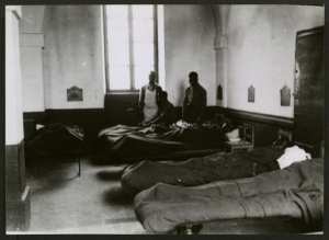 Alger 1944 - Régiment de tirailleurs sénégalais à Alger - Une chambrée à l'infirmerie (Photo rare)