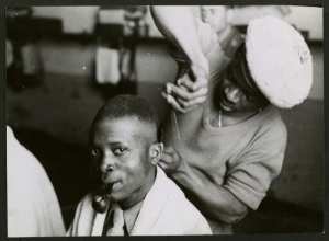 Alger 1944 - Régiment de tirailleurs sénégalais -  Le coiffeur (Photo rare)