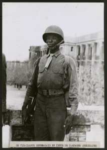Alger - Avril 1944 - Entrainement des troupes coloniales à Alger dans un régiment de tirailleurs sénégalais - Un tirailleur en tenue de campagne américaine (Photo rare)