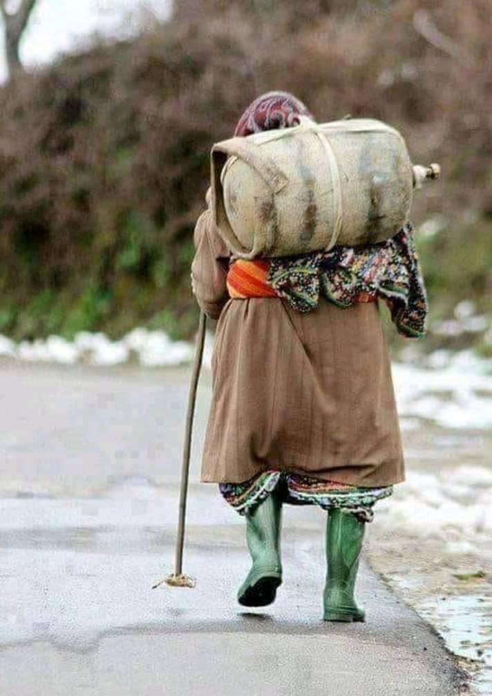 لا أعلم من باع الوطن ،  لكنني رأيت من دفع الثمن .