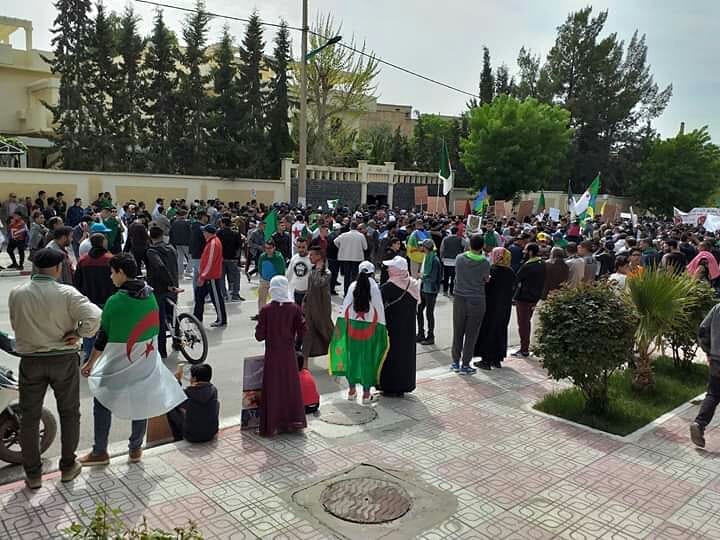 الحراك في باتنة من أمام منزل الرئيس السابق #اليامين_زروال