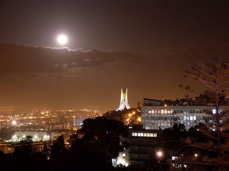 MAQAM ECHAHID / MONUMENT AUX MARTYRS en pleine lune