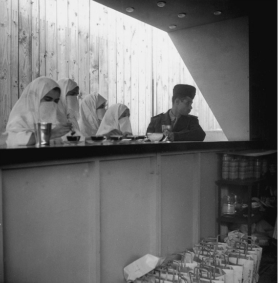 Femmes en Haik dans une cafeteria a Alger - Avril 1959