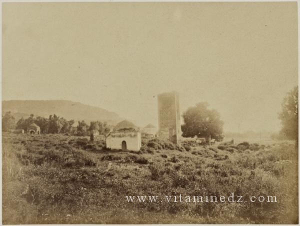 Ruines d'un minaret et de plusieurs tombeaux près le village sacré de Bou Médine (environs de Tlemcen)