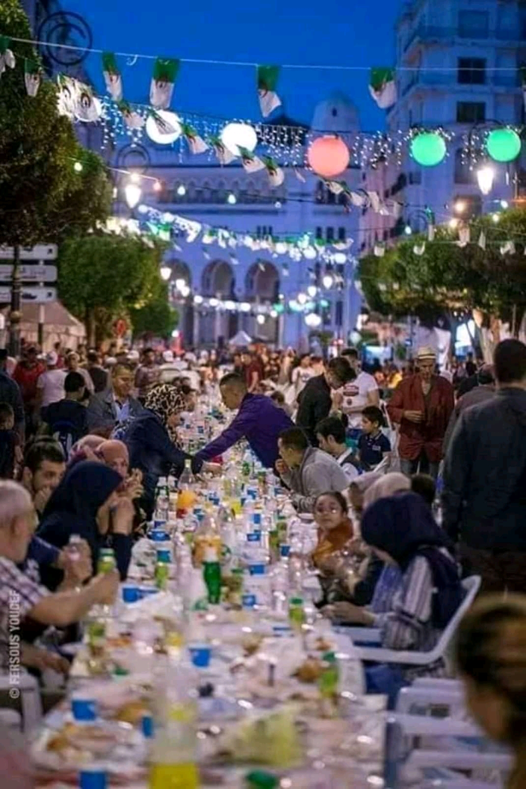 افطار جماعي بعد انتهاء المسيرات الوطنية في القطر الجزائري