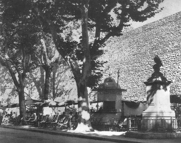 Cafétéria et buste de Marianne à Tlemcen