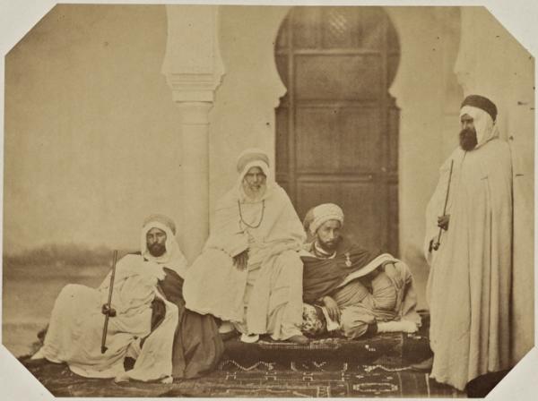 Taar Ouled Mouley, kaïd des Heil Egbriss Garraba, Mohammed Ould Djebrour, agha des Hachel Chezaga, Si Ali ben Zahnoun, ancien agha des Hissa (Kabylie), interné à Mascara, Cada Ben Hachny, dernier agha de la cavalerie d'Ab-el-Kader, l'un de ceux qui ont ét (Photo rare)