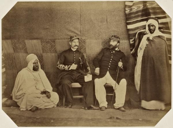 Si Mohammed ben Saharaoui, ex-kaïd des Surela, le lieutenant Brougnot, détaché à la direction arabe, Maffre, aide-major à la direction arabe, Miloud ben Messaoud, spahi (Photo rare)