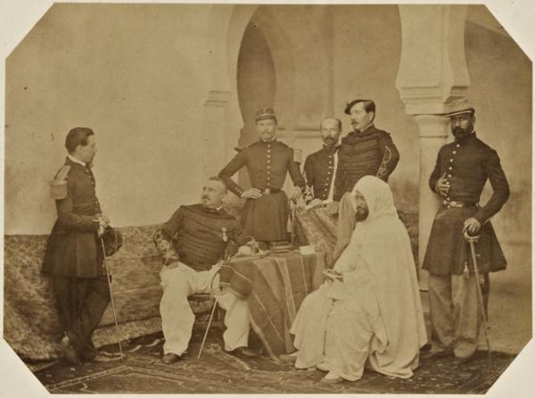 Bureau arabe de Mascara. Le Lieutenant Saphore, officier stagiaire, le capitaine Saal, chef, le lieutenant Queynée adjoint, le lieutenant Lambert, officier stagiaire au bureau arabe de Thiaret, le lieutenant Daber, officier stagiaire, Si Hanefi, khodja,   (Photo rare)