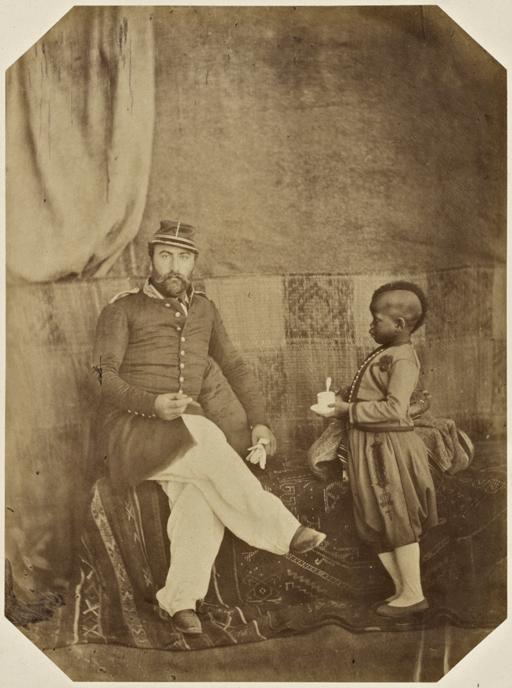 Le docteur Maffre attaché à la direction arabe d'Oran. Son petit nègre Faradji (Photo rare)