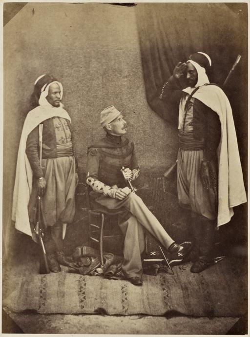 Le capitaine Tascher de la Pagerie, deux brigadiers de spahis (Photo rare)