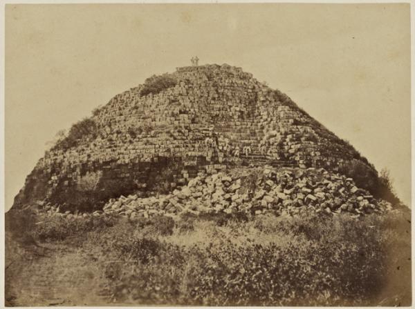 Kobeur Roumia, tombeau de la Chrétienne, sépulture des rois de Mauritanie entre Sidi-Ferruch et Tipaza (Photo rare)