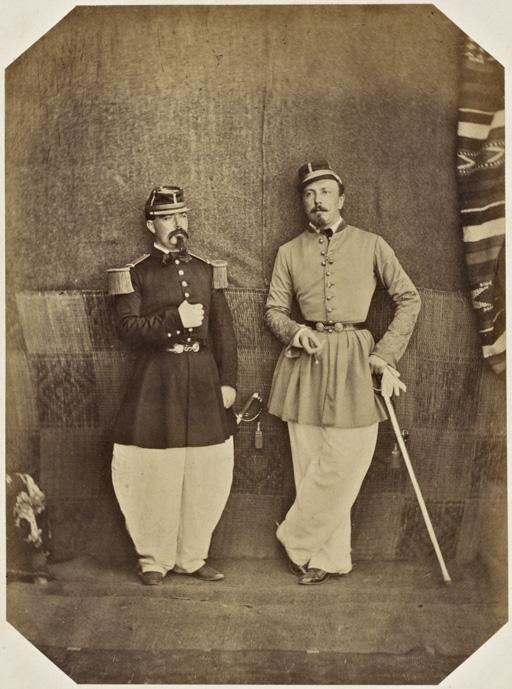 Le capitaine Davout, commandant du cercle militaire d'Ammi-Moussa, le capitaine Péan, commandant supérieur du cercle de Lalla Maghrnia (Photo rare)
