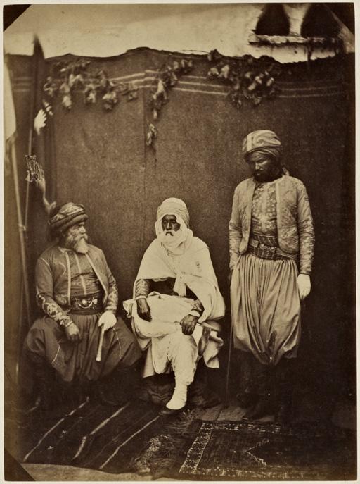 Abdy Ben Ali Ben Berber, lieutenant de tirailleurs indigènes. Mail Ouled Cadhi Lieutenant de spahis, kaïd des Ouled K'halfa, Smail est le premier officier à offrir ses services  à la France lors du débarquement des troupes françaises à Merz-el-Kébir (Oran (Photo rare)