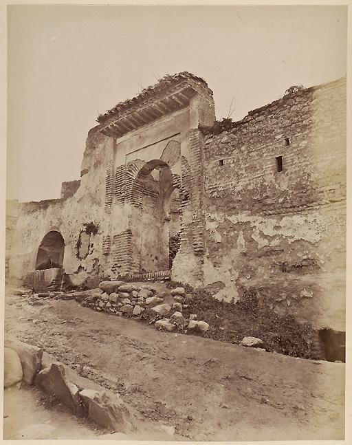 El-Eubbab. Porte et fontaine (Photo rare)