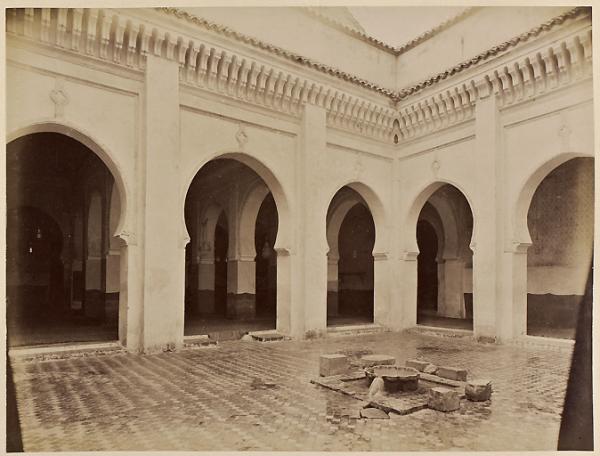 Cour de la mosquée de Sidi-bou-Médine (Photo rare)