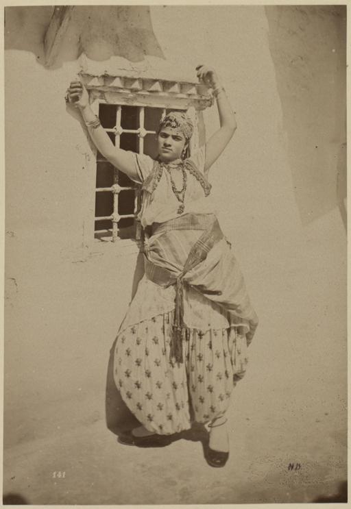 Alger. Femme mauresque (Photo rare)