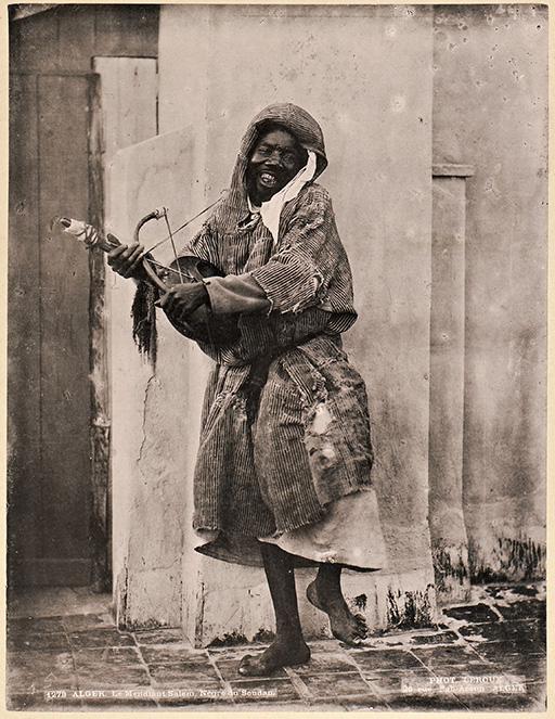 Alger. Le mendiant Salem, noir du Soudan (Photo rare)