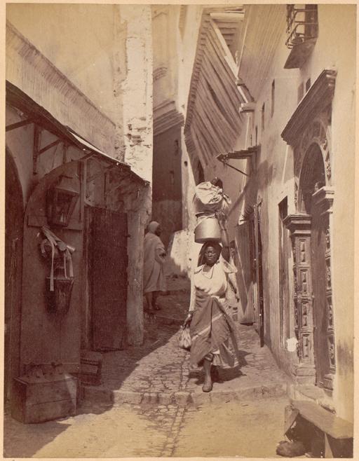 [Une rue de la Casbah d'Alger avec une femme africaine] (Photo rare)