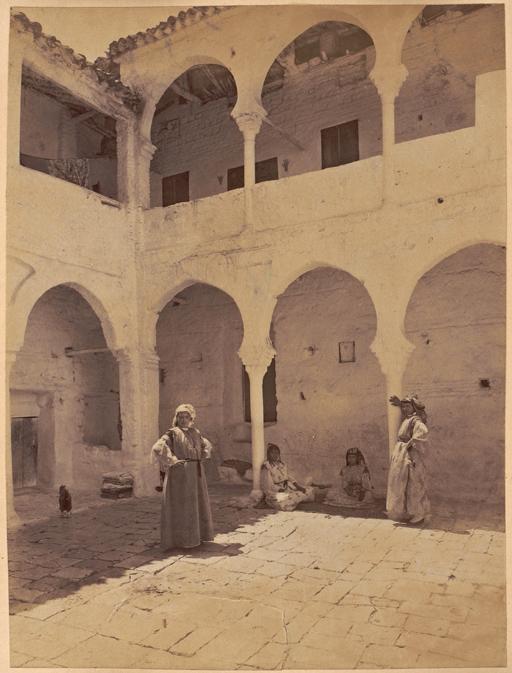 Constantine. Cour de maison mauresque (Photo rare)