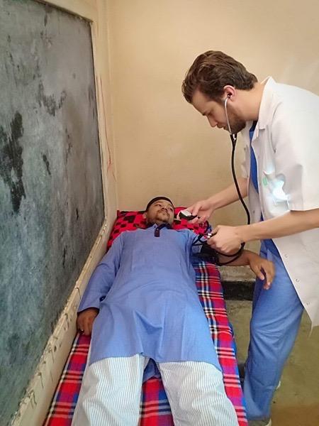 طبيب #جزائري يتحدى جميع الصعاب مخاطرا بحياته لزيارة مسلمي #بورما