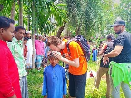 طبيب #جزائري يتحدى جميع الصعاب مخاطرا بحياته لزيارة مسلمي #بورما