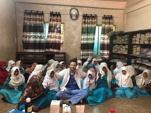 طبيب #جزائري يتحدى جميع الصعاب مخاطرا بحياته لزيارة مسلمي #بورما