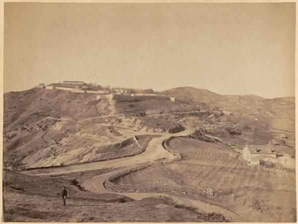 [Fort-National et le marché en contre-bas]  (Photo rare)