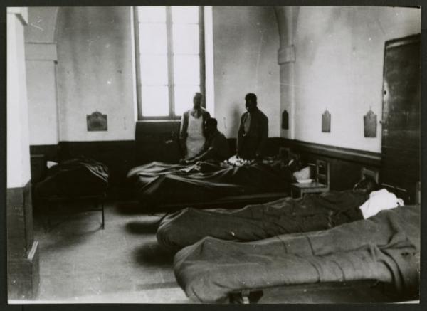Alger 1944 - Régiment de tirailleurs sénégalais à Alger - Une chambrée à l'infirmerie (Photo rare)