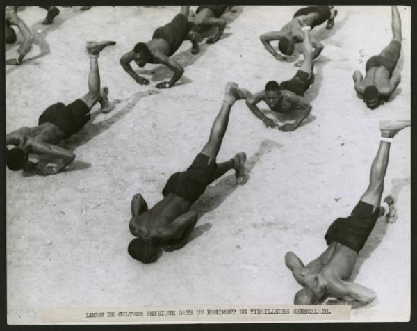 Alger 1944 - Régiment de tirailleurs sénégalais - (Photo rare)