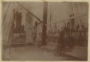 [Quais de Marseille et un navire] (Photo rare)