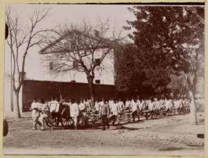 Pénitenciers se rendant au travail (Orléansville) (Photo rare)