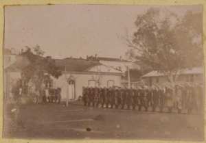 La 3è Cie [la 3ème compagnie] : lieutenant Dumilly, capitaine Quisard [1896} (Photo rare)