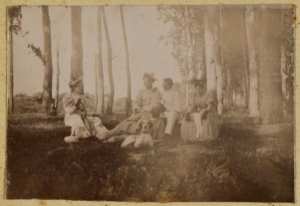 [Femmes et officiers] 2 juin 1895 (Photo rare)