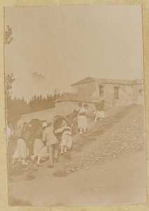 Au Bastion 12 : en batterie  [transport d'un canon par les artilleurs] (Photo rare)