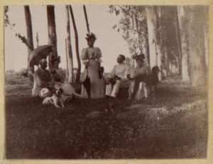 [Femmes et officiers] 2 juin 1895 (Photo rare)