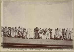 Le conseil municipal et la musique d'In-Rhar attendant le commandant militaire (Photo rare)