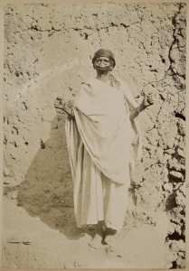 Vieil homme faisant la moue (Photo rare)