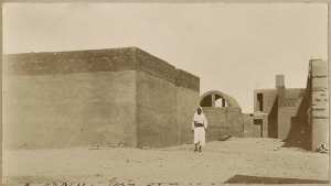 A droite ma maison ; à gauche maison de mes secrétaires et domestiques. Ecuries (Photo rare)