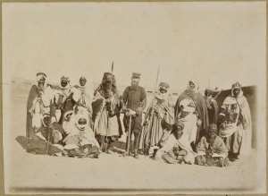 Lieutenant Cottenest et les chefs du Tidikelt (Photo rare)