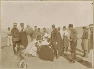 [Militaires et habitants au chevet d'un animal] (Photo rare)