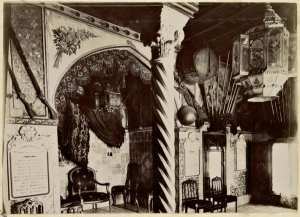 [Constantine. Salon du palais du bey de Constantine, siège de la division militaire : liste murale des commandants de la division à gauche] (Photo rare)