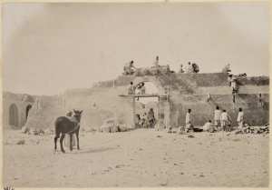Colonne du capitaine Pujat chargé de la construction du Fort Lallemand : achèvement de la porte] (Photo rare)
