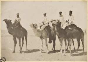 Colonne du capitaine Pujat chargé de la construction du Fort Lallemand : officiers et soldats] (Photo rare)