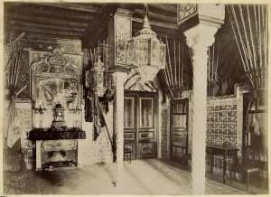 [Constantine. Appartement du palais du bey de Constantine, siège de la division militaire : inscription en arabe au dessus de la cheminée] (Photo rare)