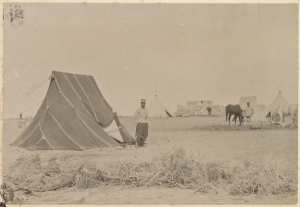 Colonne du capitaine Pujat chargé de la construction du Fort Lallemand : officier posant] (Photo rare)