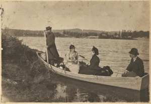 [Une barque : deux hommes et deux femmes dont un personnage officiel ? ] (Photo rare)