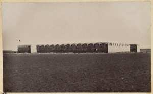 [Colonne du capitaine Pujat chargé de la construction du Fort Lallemand : vue du fort Lallemand ou de Beressof] (Photo rare)