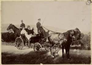 [Constantine. Personnages officiels en calèche : un civil, un militaire et un cavalier] (Photo rare)